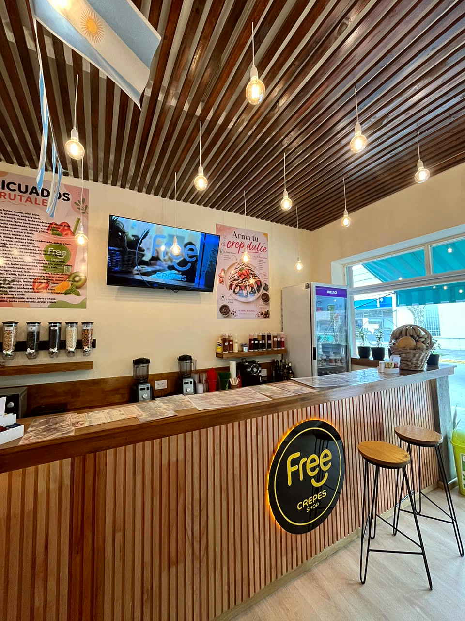 Interior de Free Crepes — mostrador, crepera y cartelería en Belgrano 94