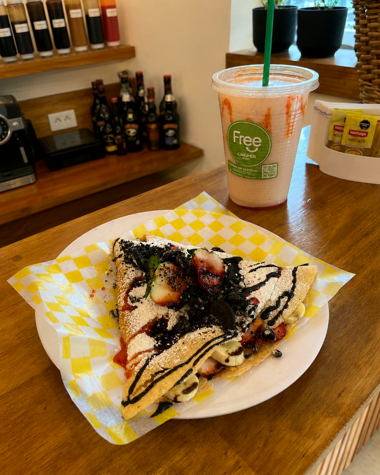 Crepe dulce con frutilla, banana, chocolate y Oreo en plato