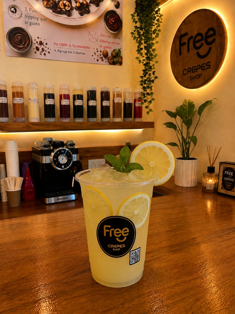 Limonada con menta y rodaja de limón en vaso Free Crepes